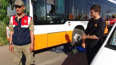 Halk otobüsünün altında kalan motosikletli genç öldü