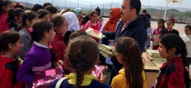 Okulda türban dağıttılar