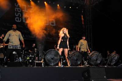 Hadise, Çanakkale'de hayranlarıyla buluştu