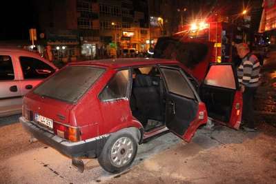 Otomobildeki yangını itfaiye söndürdü