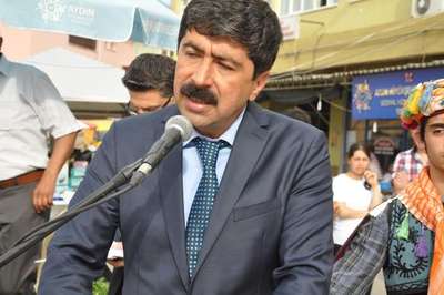 CHP'li belediye Adnan Menderes'in heykelini dikti