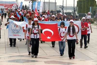 Atatürk'ü simgeleyen Türk Bayrağı yola çıktı