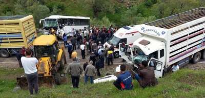 Geziye giden işçileri taşıyan midibüs kamyonla çarpıştı: 2 ölü, 15 yaralı
