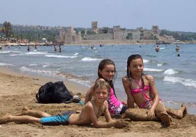 Kızkalesi plajına turist akını