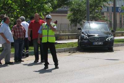 Tekstilci, otomobili ile önce ağaca sonra elektrik direğine çarptı