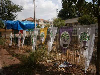 Gölbaşı'nda HDP flamaları yakıldı