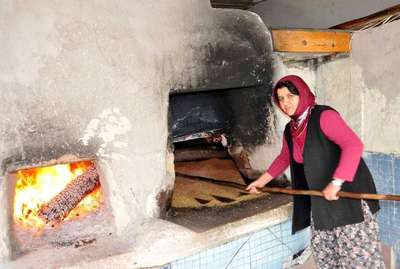 Taş değirmende 100 yıllık gelenekle tahin üretiyorlar