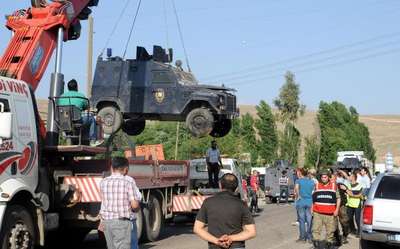Cizre'de boya şişesi atılan zırhı araç devrildi: 4 polis yaralandı