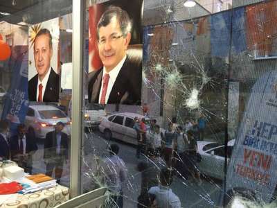 Küçükçekmece'de Ak Parti Seçim İrtibat Bürosu'na taşlı saldırı