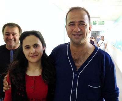 Eşini, böbreğiyle hayata bağladı