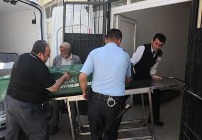 Kaldırımda yürürken otomobilin altında kalıp öldü