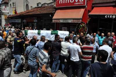 Levyeli yol verme kavgasında öldürülen öğretmen için okulda hüzünlü tören (2)
