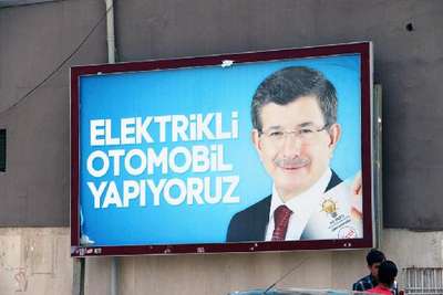 Ak Parti'nin, 'Kendi savaş uçağımızı yapıyoruz' afişi kaldırıldı