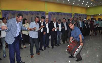 AK Partili Şamil Tayyar, kardeşinin düğününde halay çekti
