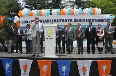 Kütahya'ya helikopterle gelen Müezzinoğlu, Ak Parti amblemli kürsüde konuşma yaptı