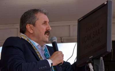 Destici kürsüde konuşurken uyarıldı: Başkanım uçak saati yaklaşıyor