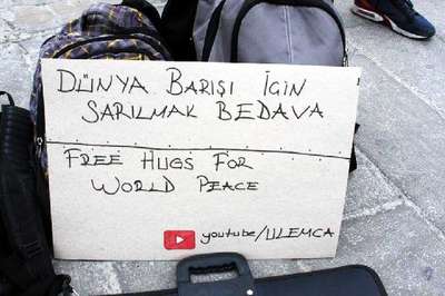 Dünya barışı için sarılmak bedava