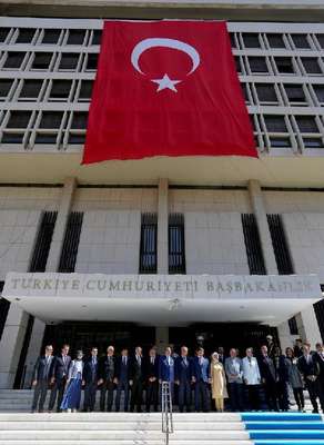 Davutoğlu, İzmir'de Başbakanlık Ofisi'ni açtı (3)