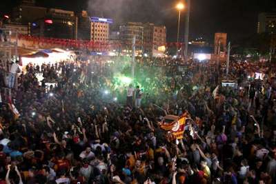 Galatasaray taraftarları derbi galibiyetini Taksim'de coşkuyla kutladı