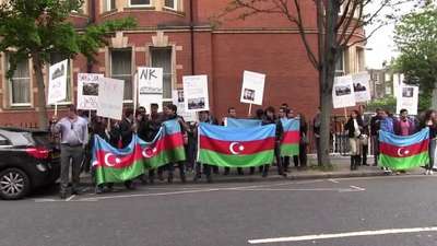Azeriler Londra'daki Ermenistan elçiliği önünde gösteri düzenledi