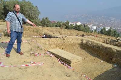Gemlik’te 2 bin 200 yıllık lahit mezar bulundu