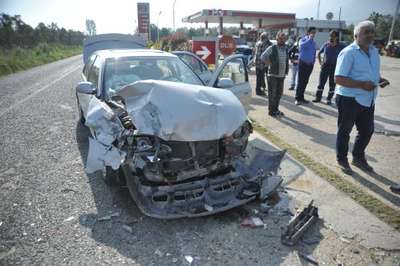 İşçi taşıyan kamyonet, otomobille çarpıştı: 5 yaralı