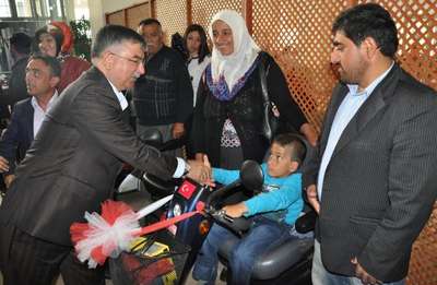 Bakan Yılmaz, engellilere akülü araç dağıttı
