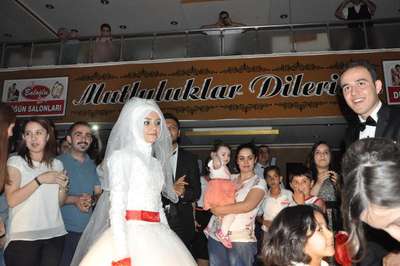 Elektriği kesilen düğün salonuna otomobilden ışık ve müzik