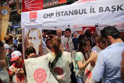 CHP milletvekili adayları canlı billboard oldu