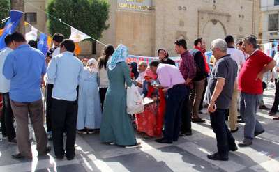 Şanlıurfa’da AK Parti ve HDP, yan yana stant açtı