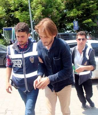 Otomobilde 1.5 kilo esrar bulundu, sürücü gözaltına alındı (2)