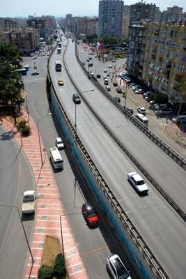 Köprü yıkımında kurban kesilip, tatlı dağıtıldı