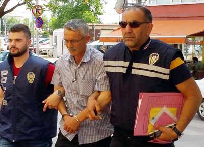 Kuru sıkı tabancalı soyguncuyu banka müdür alarm butonuyla yakalattı