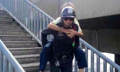 Tayland’da yardım sever polise para ödülü