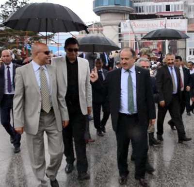 Yağmur altında açılış