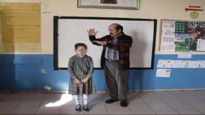 Müdür başarılı öğrencileri başlarından para saçarak ödüllendirdi