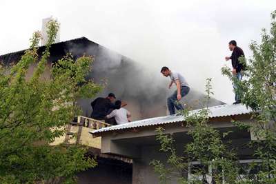 Yangında 10 aylık bebek ve iki kişi son anda kurtarıldı