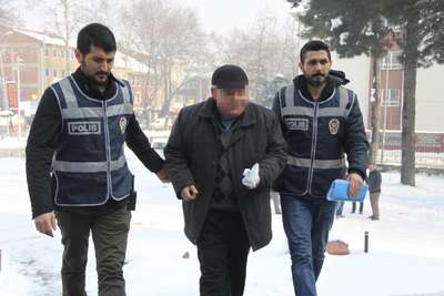 Emekli imama kaçak sigara ve cinsel hap baskını