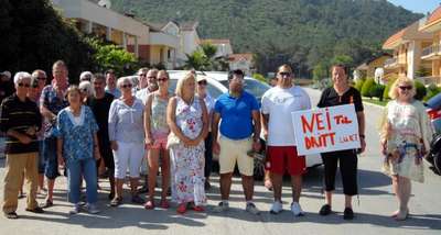 Kemer'de yabancılar arıtma kokusunu protesto için yol kapattı
