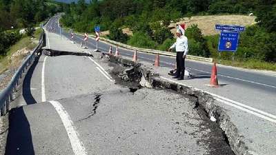 'Sakin Şehir' Taraklı'nın yolu çöktü