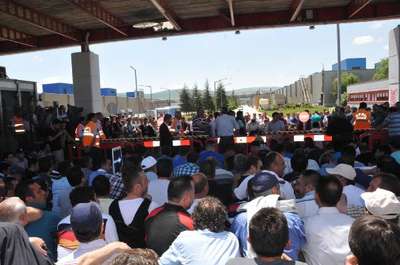 Ford Otosan İnönü Fabrikası'nda işçilerin eylemi sürüyor (2)