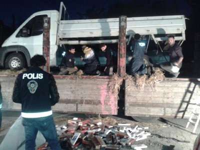 Kamyon kasasındaki kamyonette 16 bin paket sigara