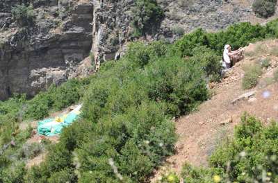 Ters rüzgara kapılan yamaç paraşütü dolanıp dağa çakıldı: 2 yaralı