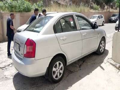 Hastane bahçesinde duran otomobildeki çanta çalındı