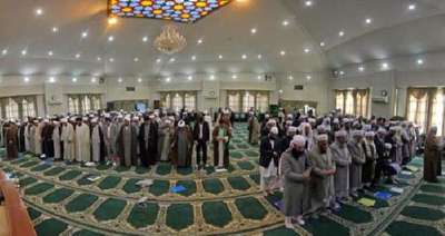 Farklı saflarda namaz İran basınında
