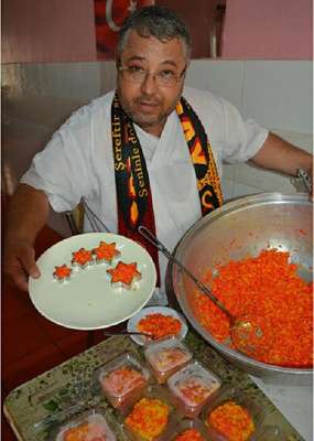 Fanatik Galatasaraylı aşçıdan ilginç kutlama