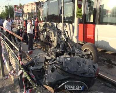 Tramvay otomobili biçti: 2 yaralı...