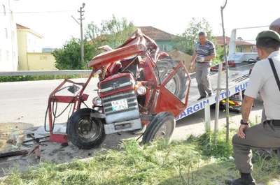 TIR'ın çarptığı traktördeki çift hayatını kaybetti