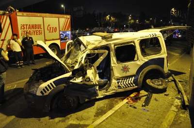 Kontrolden çıkan polis aracı kaza yaptı: 1 şehit, 2 yaralı