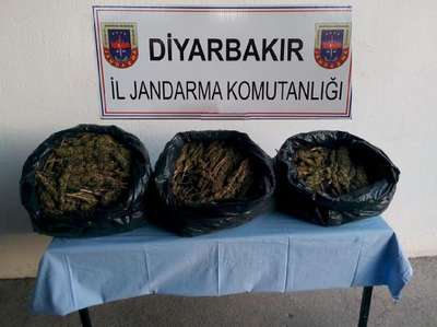 Jandarmadan kaçarken kaza yaptılar, 16 kilo esrarla yakalandılar